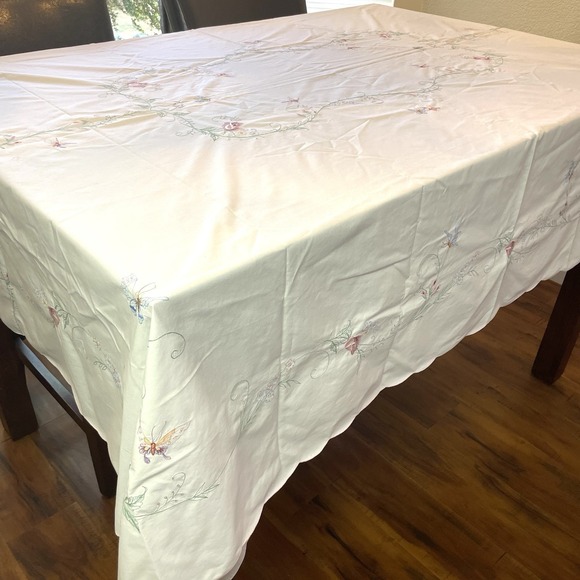 Other - Embroidered Floral Tablecloth 65"x80" Rectangle White Roses Scalloped Dainty